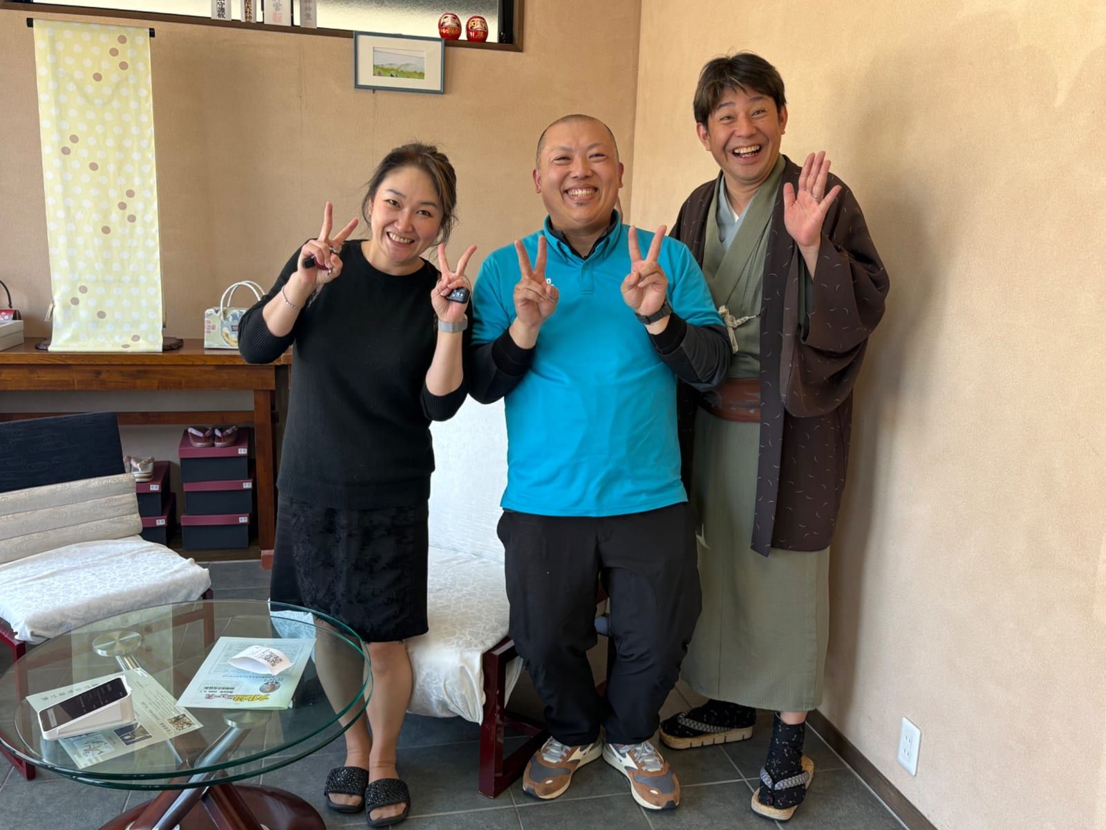 三人が並んで笑顔で写っている写真