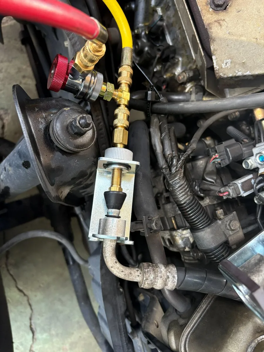 もう一方の出入口にも専用の器具をつないだところ（同じ車）