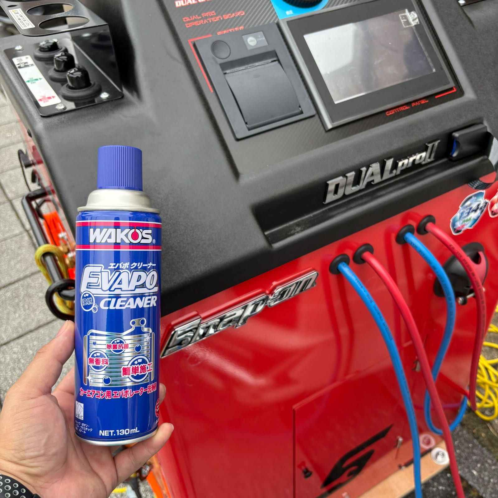 手に持ったエバポレーター用の洗浄剤のスプレー缶